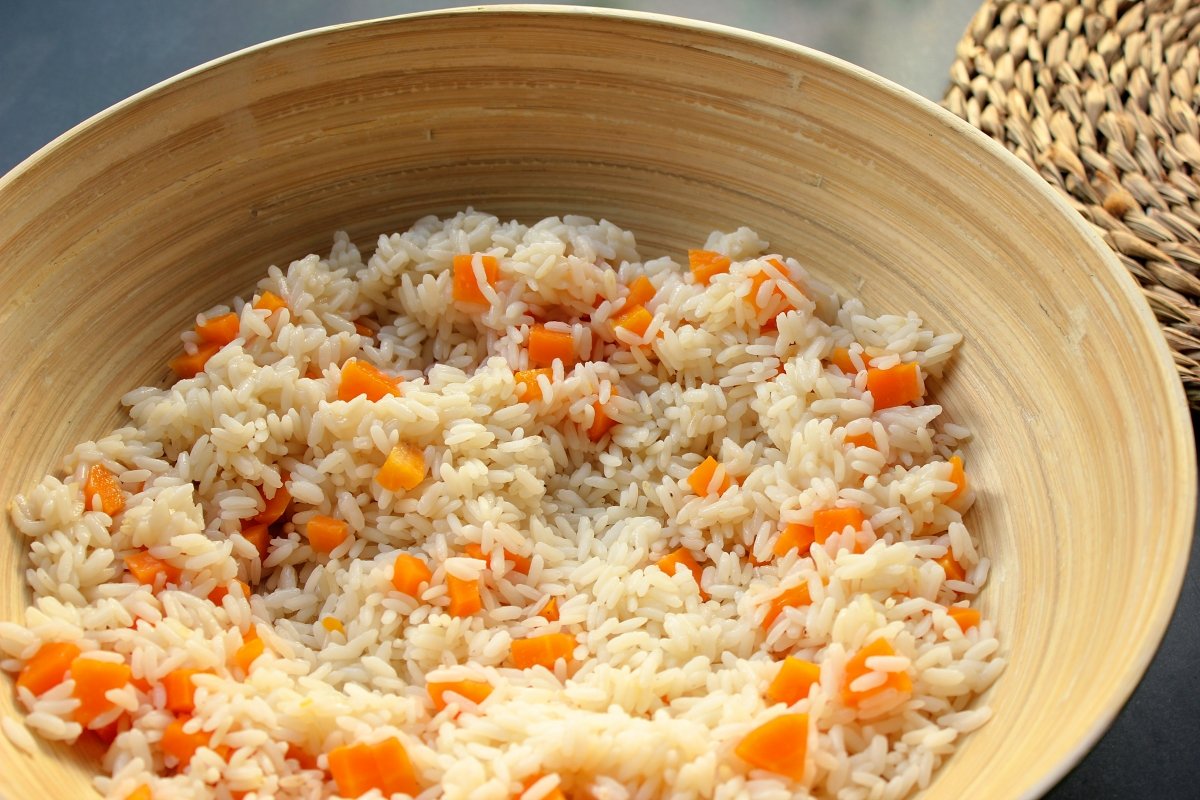 Ensaladera con el arroz y la zanahoria cocida
