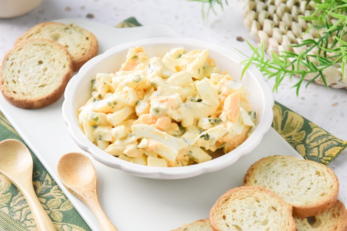 Ensaladilla de huevo lista para comer