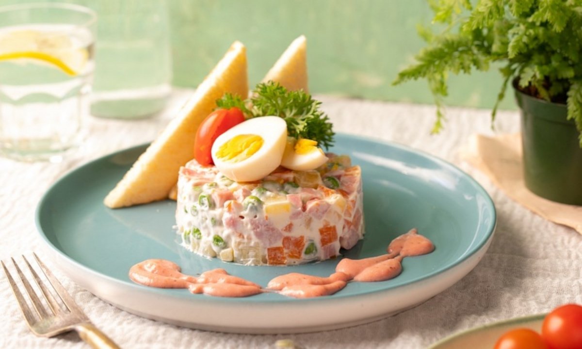 Ensaladilla rusa con huevo cocido