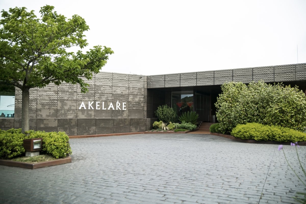 Entrada del restaurante Akelarre de Pedro Subijana