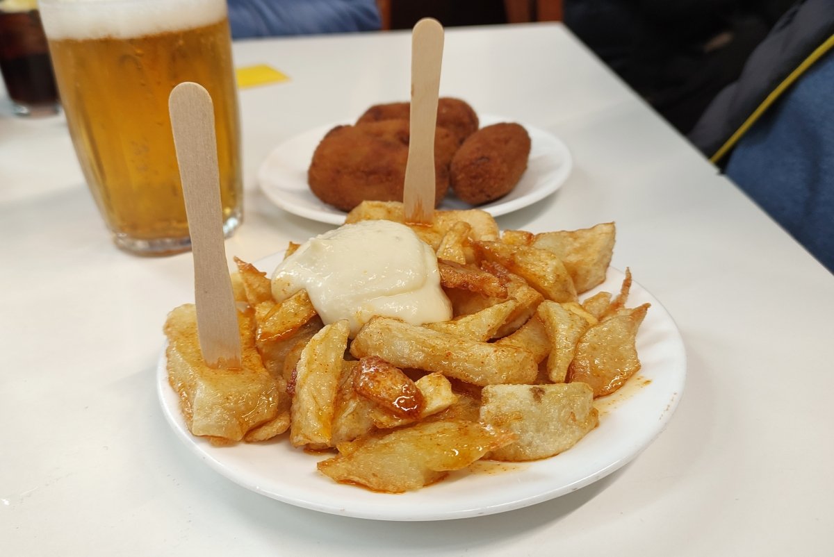 Entre las mejores bravas de Barcelona están las del Bar Tomás de Sarrià