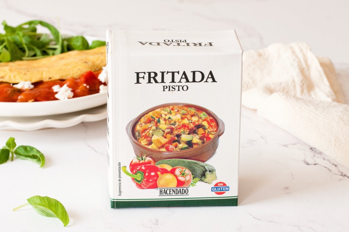 Envase de fritada de la tortilla francesa rellena de pisto