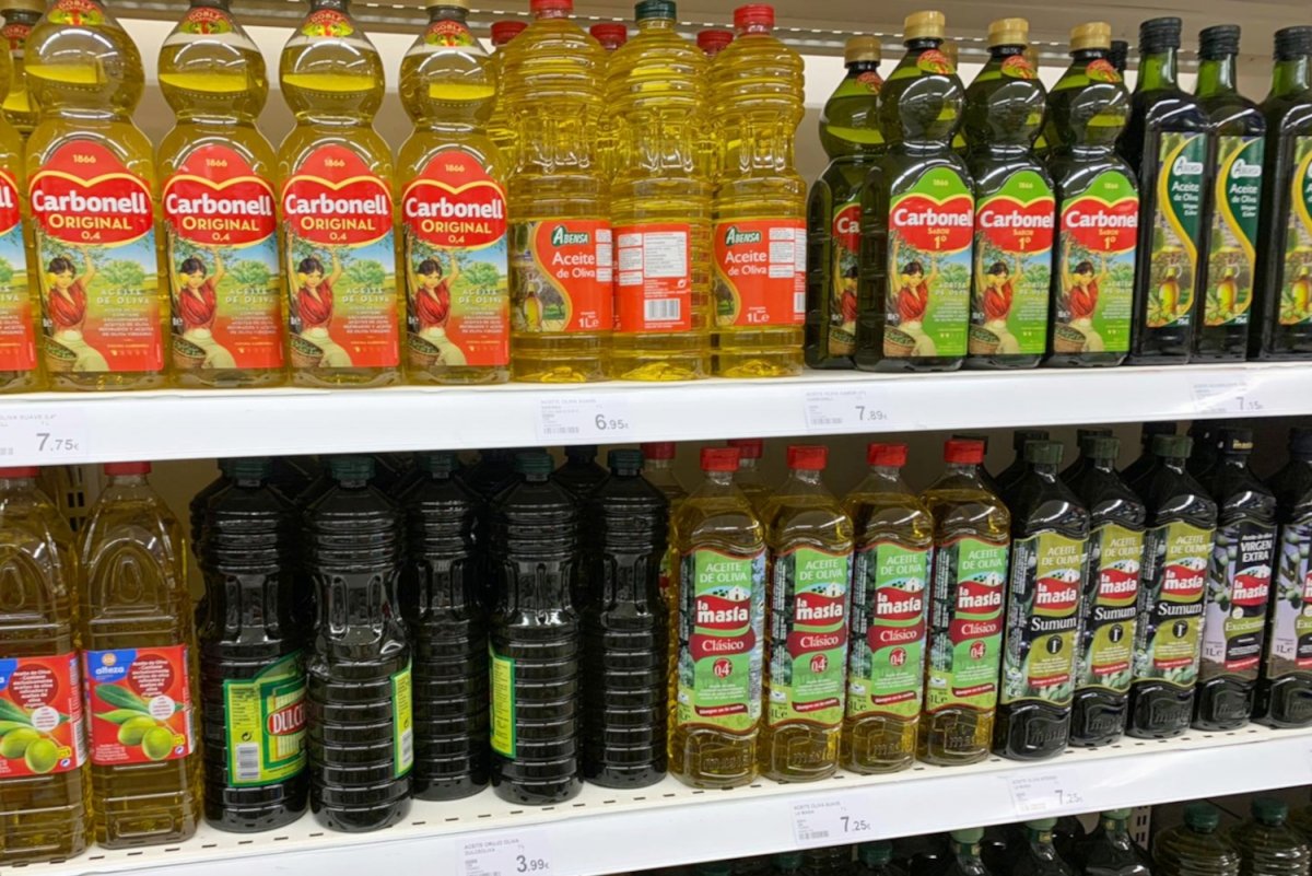 Envases de aceite de oliva en las estanterías de un supermercado