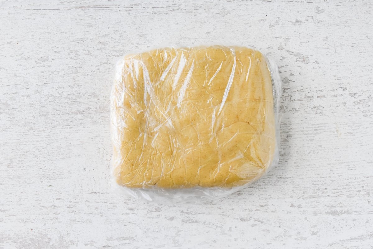 Envolvemos la masa de las mailänderli en film transparente