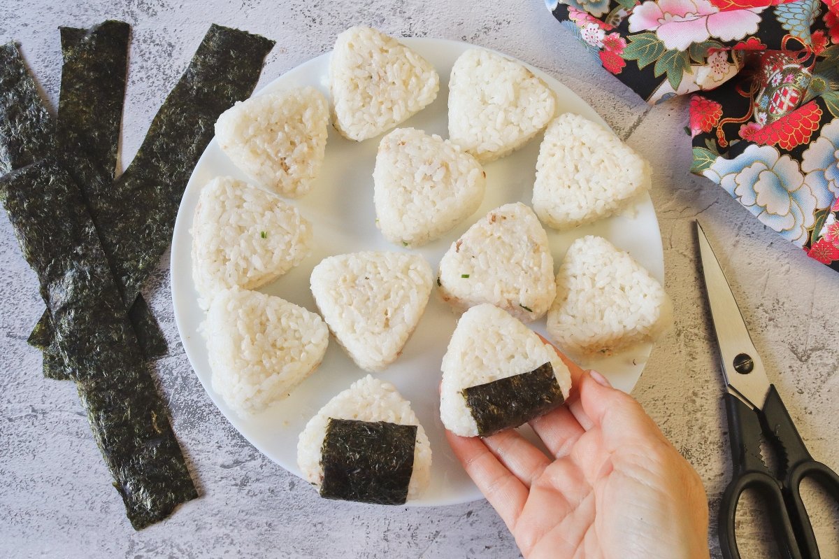 Envolver con alga nori los onigiri