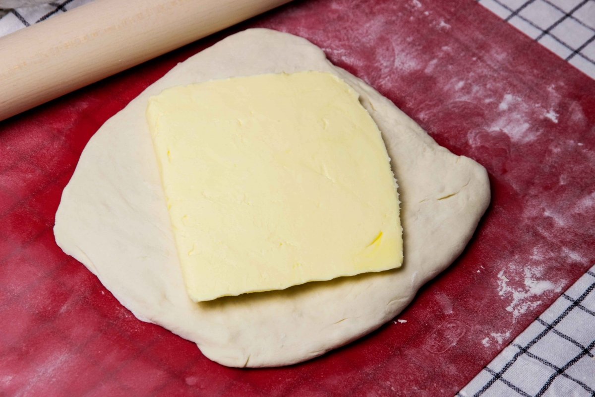 Envolver la mantequilla con la masa para hacer la kouign-amann