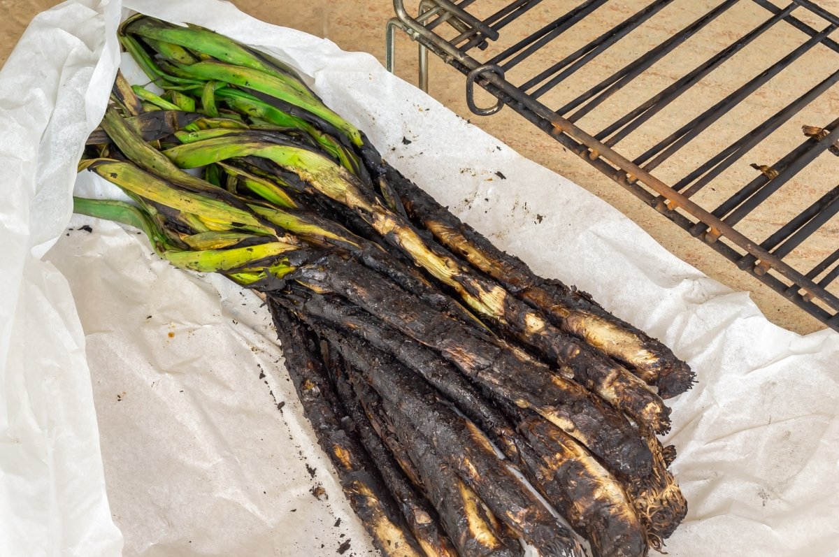 Envolver los calçots a la brasa