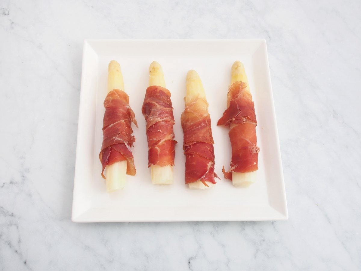 Envolver los espárragos blancos con el jamón serrano
