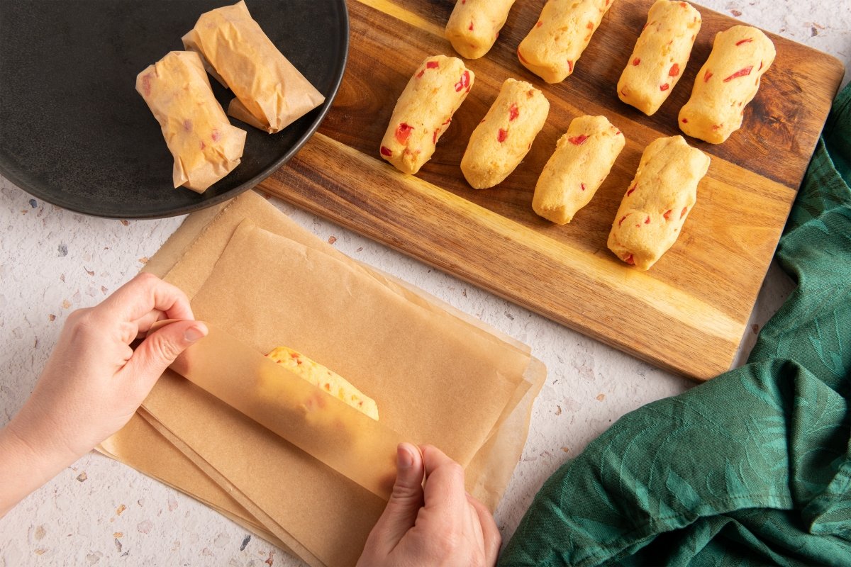 Envolviendo las hallaquitas en papel de horno