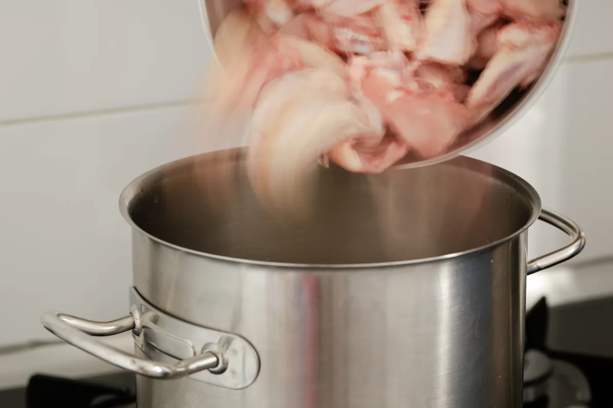 Preparación del caldo de pollo