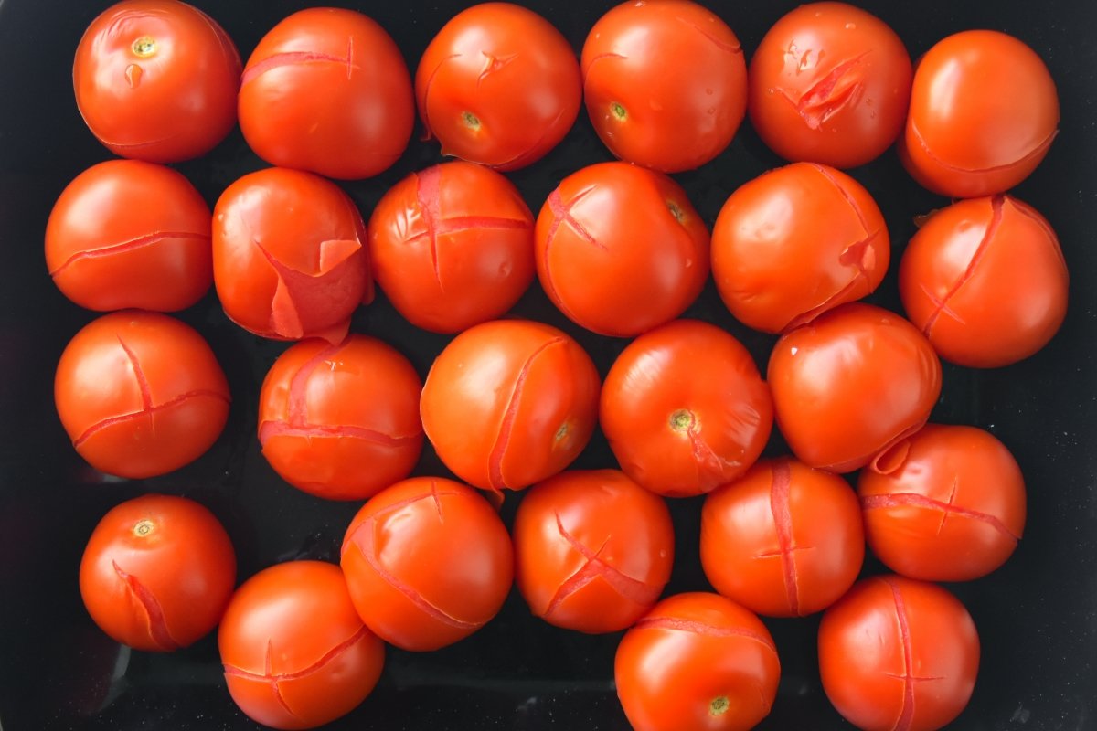 Escaldamos los tomates para pelarlos