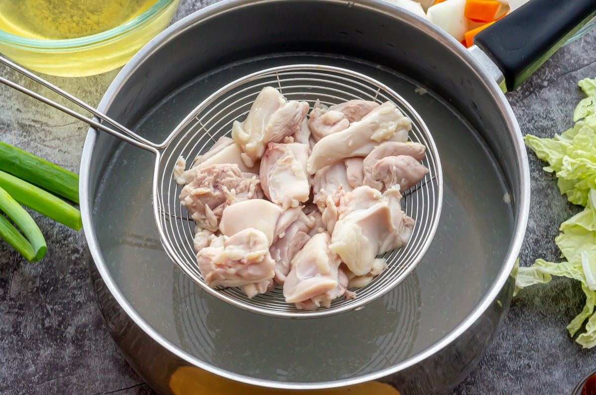Escaldar el pollo del dangojiru