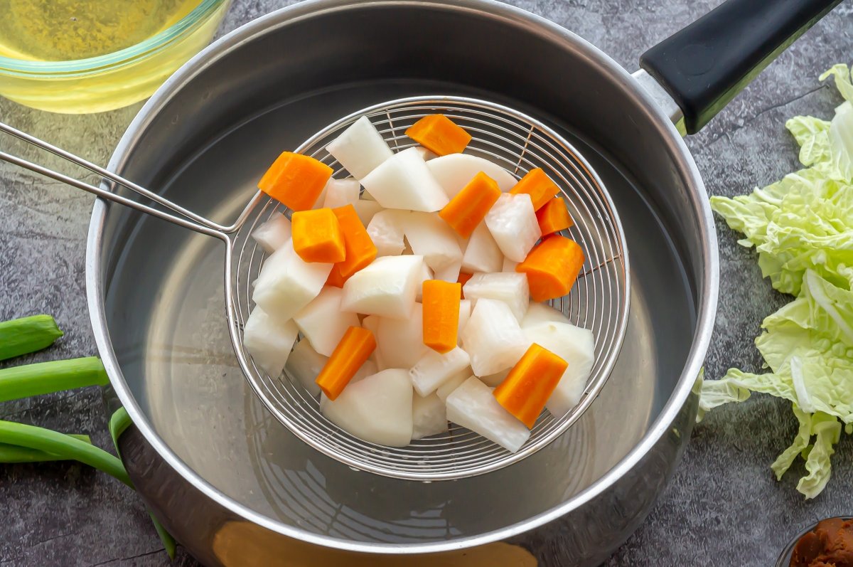 Escaldar las verduras del dangojiru