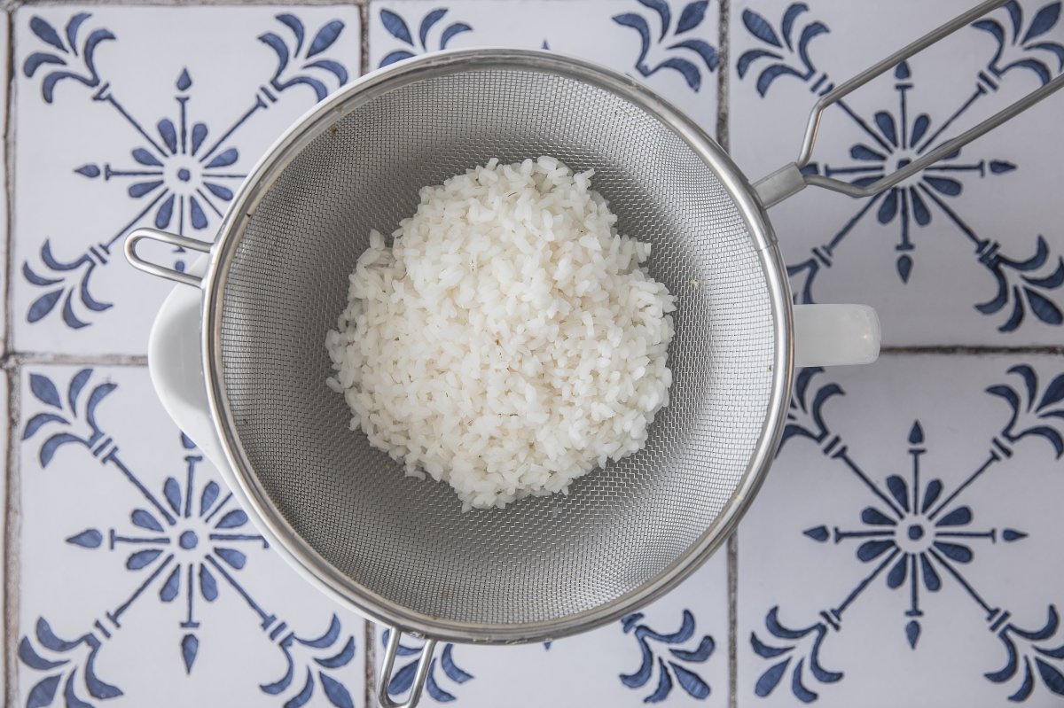 Escurriendo el arroz inflado después de la cocción
