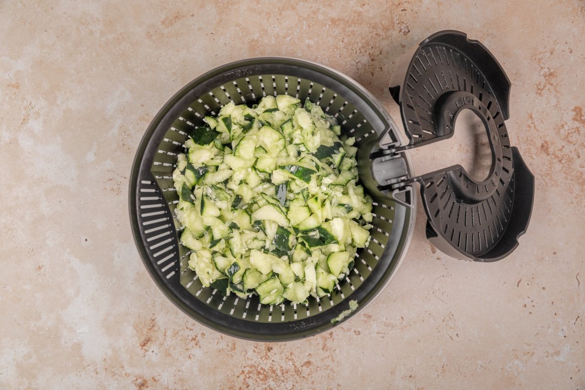 Escurriendo pepino para el tzatziki en Thermomix