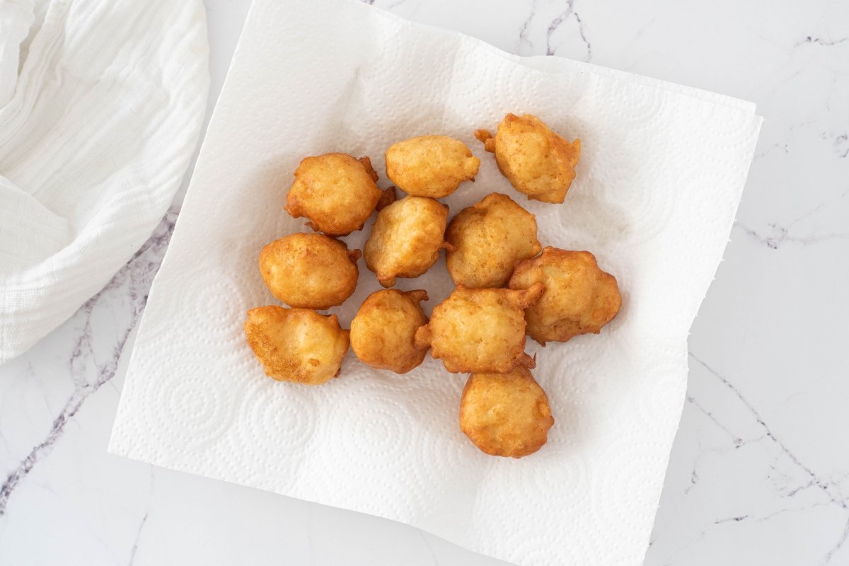 Escurrimos el aceite de los buñuelos de manzana