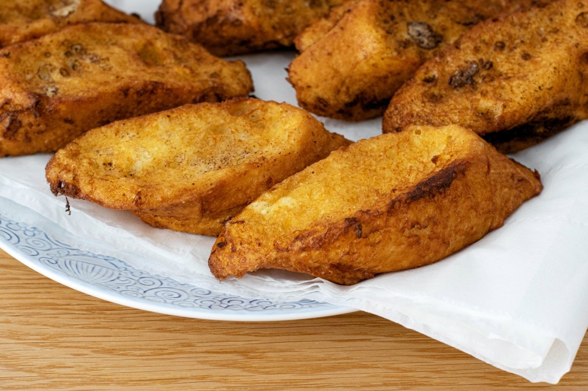 Escurrimos el exceso de aceite de las torrijas de leche