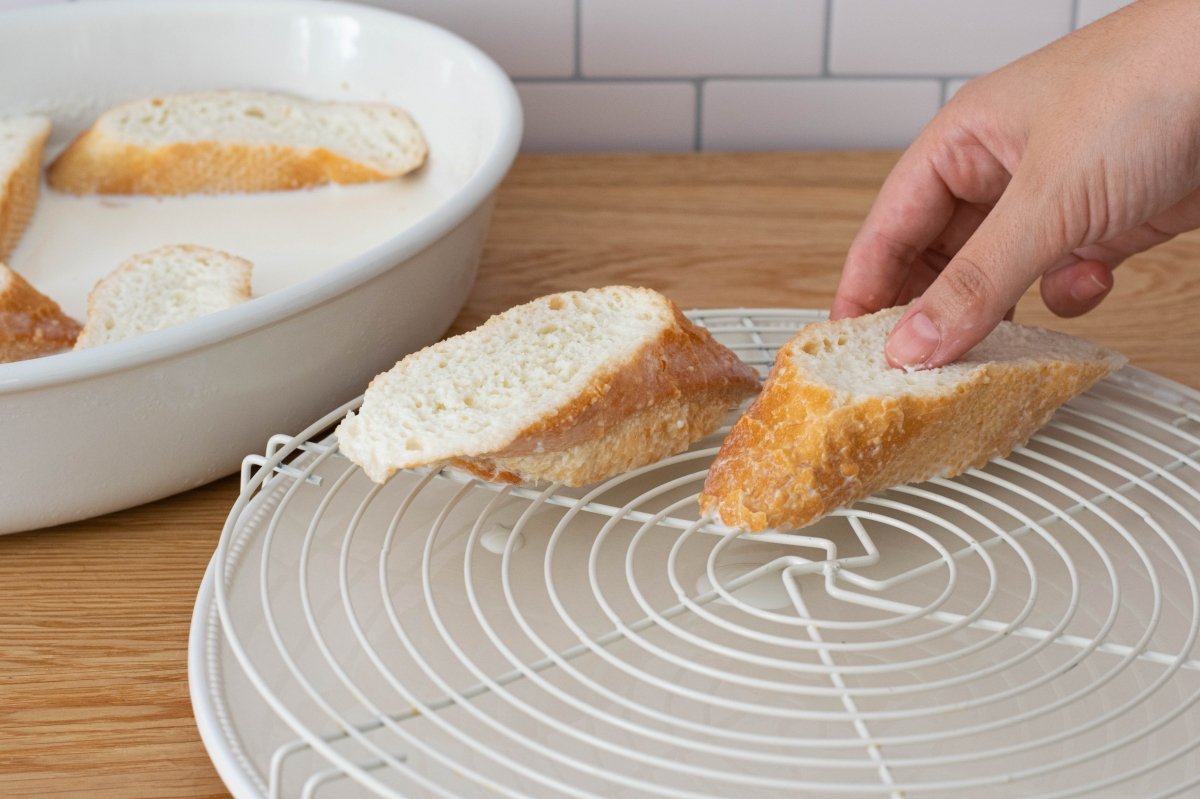 Escurrimos el exceso de leche de las torrijas de leche