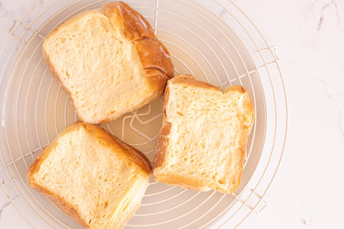 Escurrimos el pan de las torrijas caramelizadas