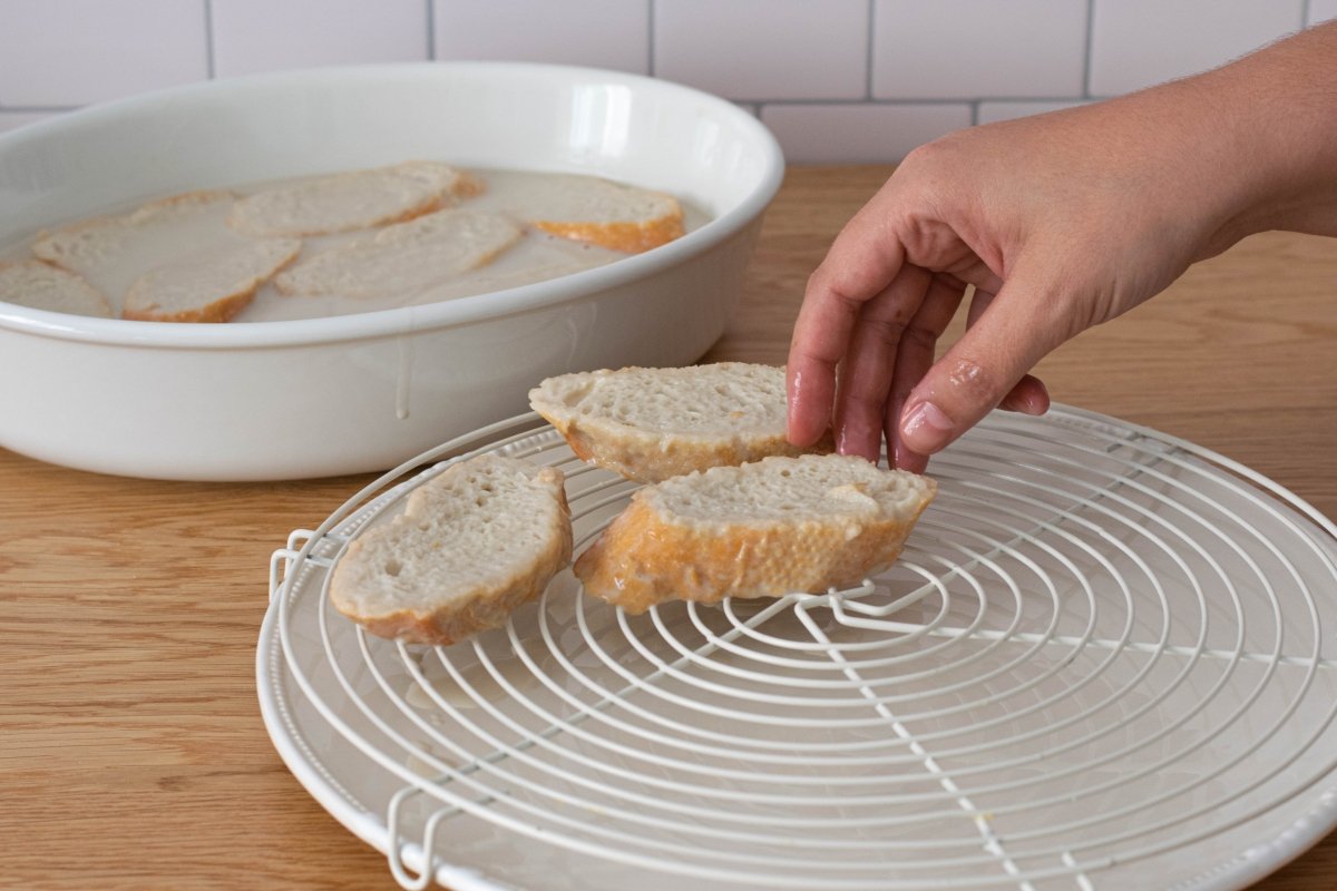 Escurrimos el pan de las torrijas de horchata