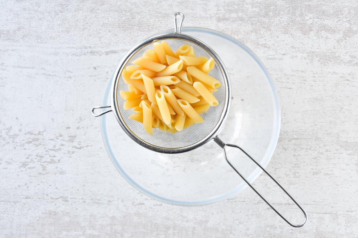 Escurrimos la pasta hecha en el microondas