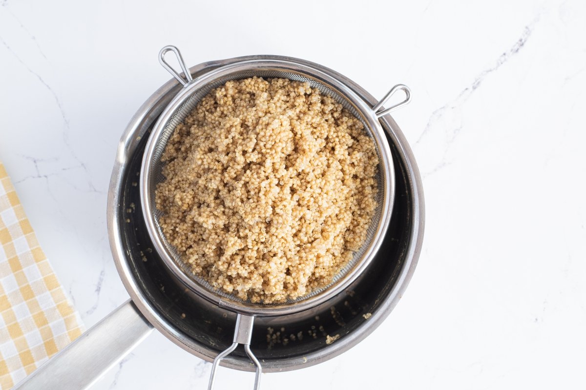 Escurrimos la quinoa cocida de la quinoa con leche