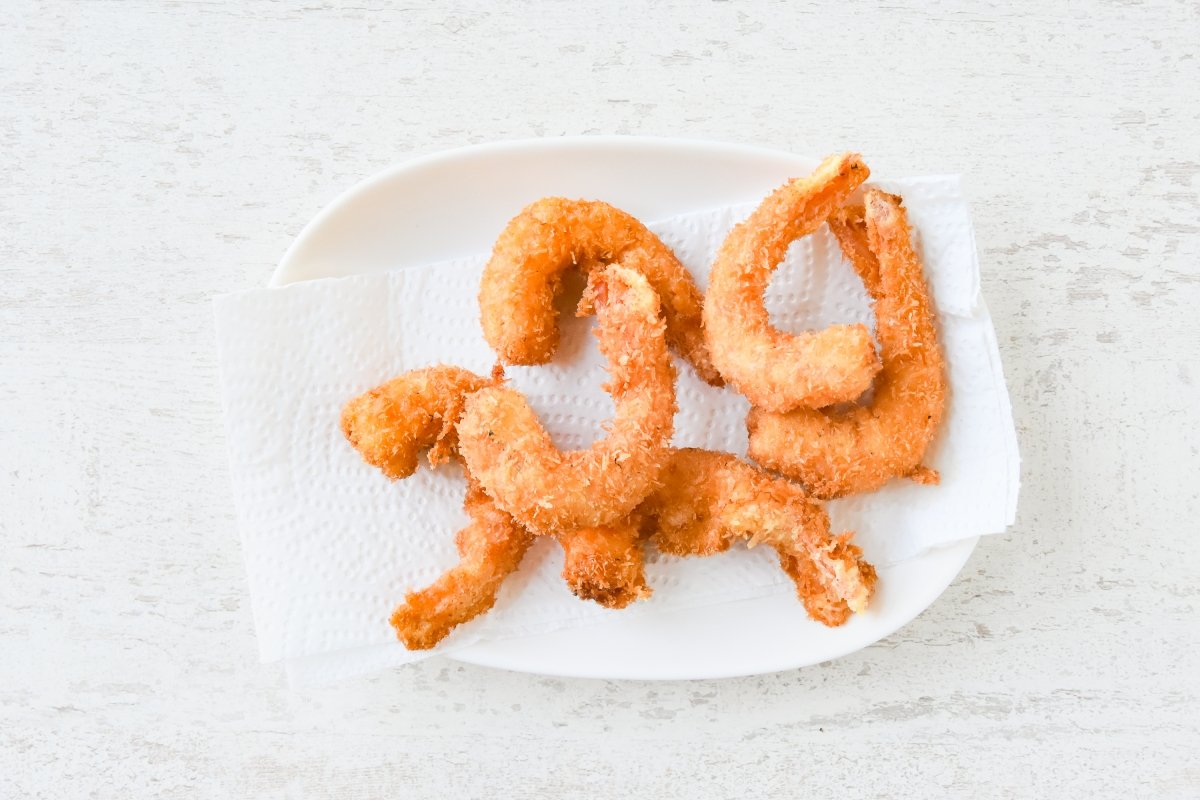 Escurrimos las ebi fry sobre papel de cocina