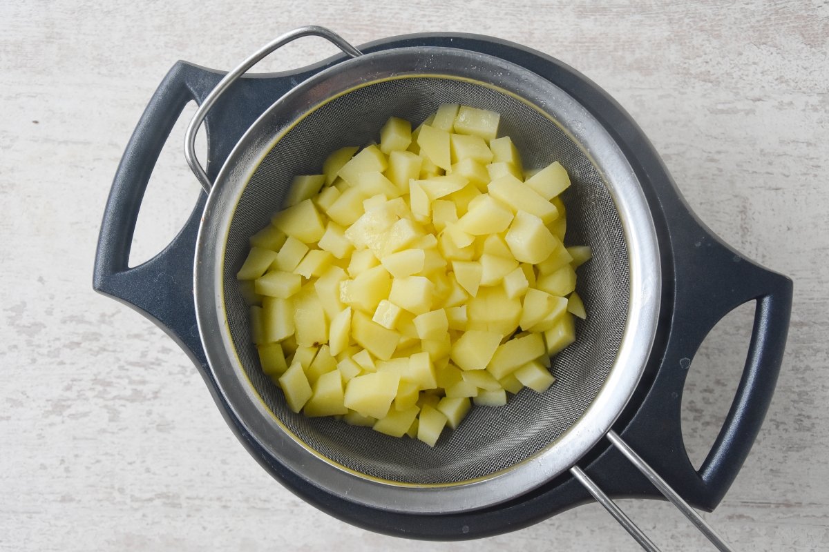 Escurrimos las patatas hervidas