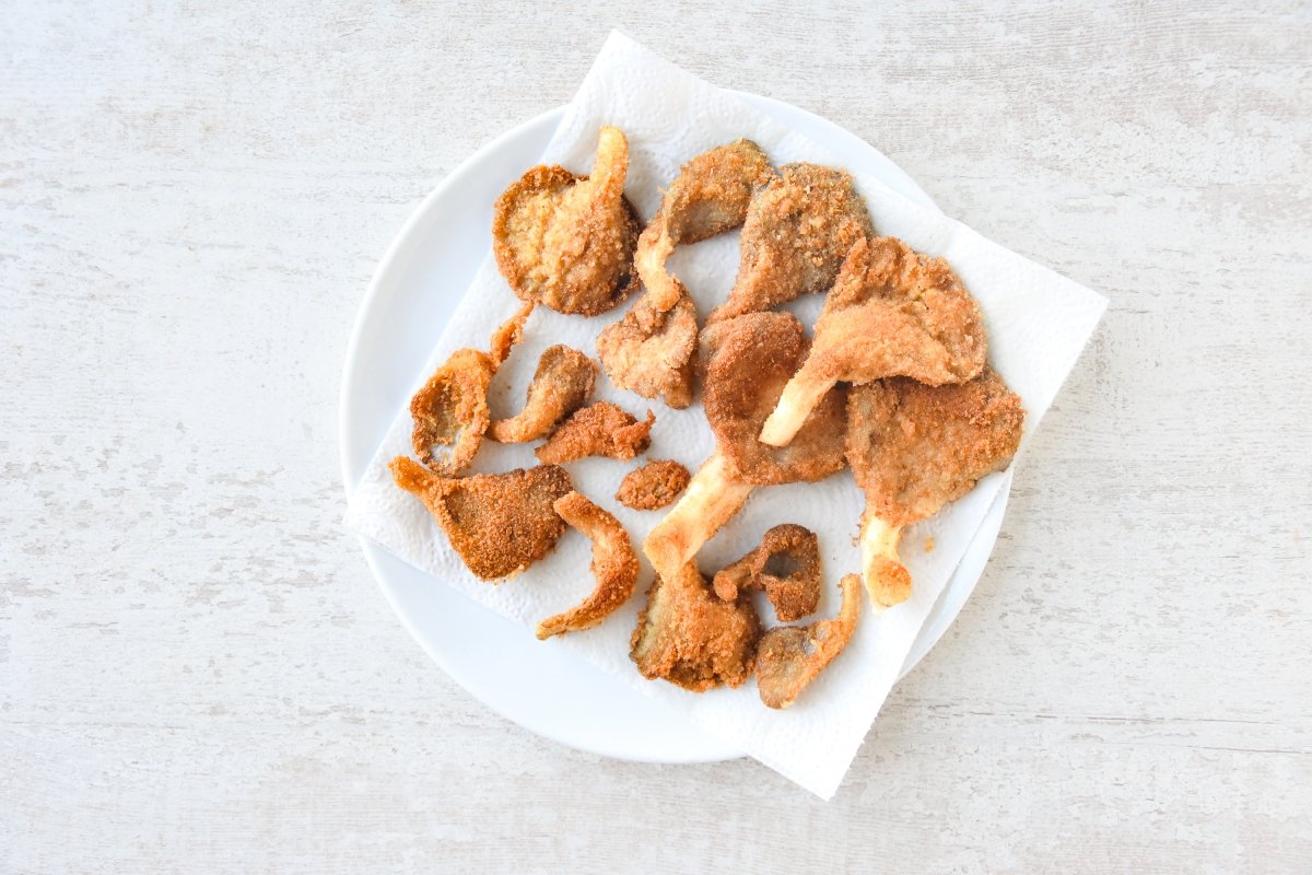 Escurrimos las setas empanadas sobre papel de cocina