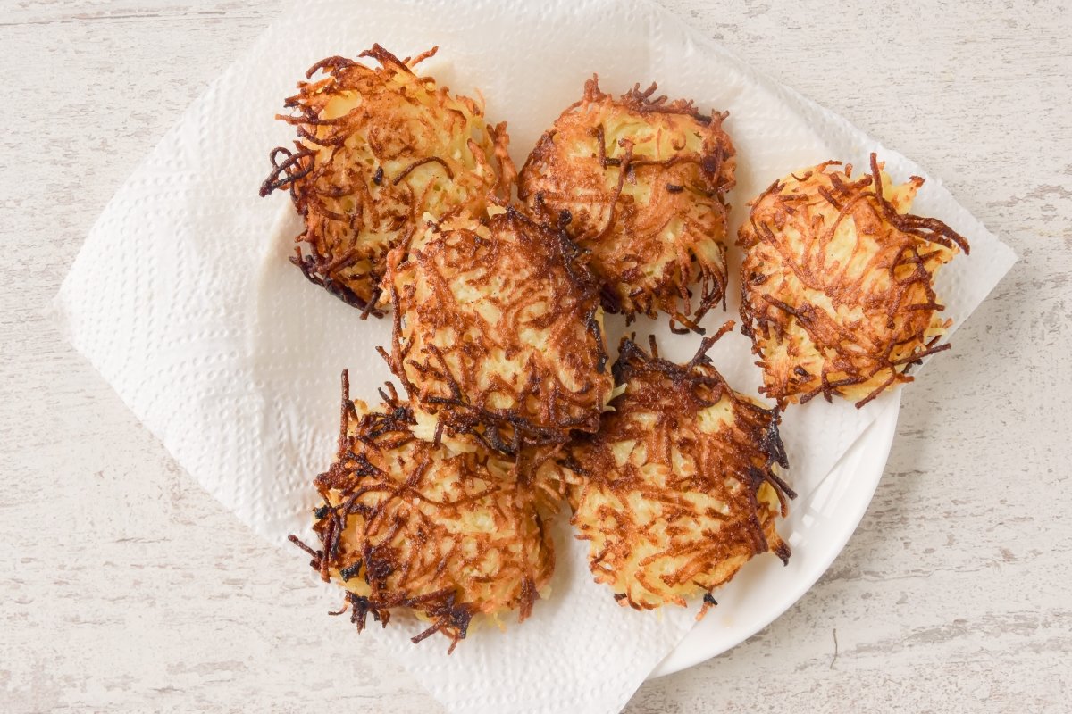 Escurrimos las tortitas de patata sobre papel de cocina