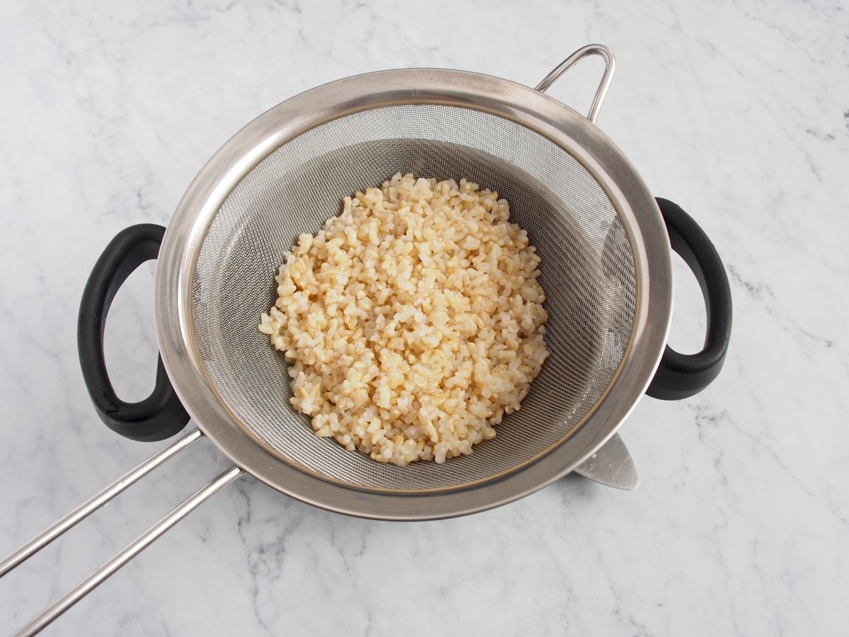 Escurrir el arroz integral ya cocido