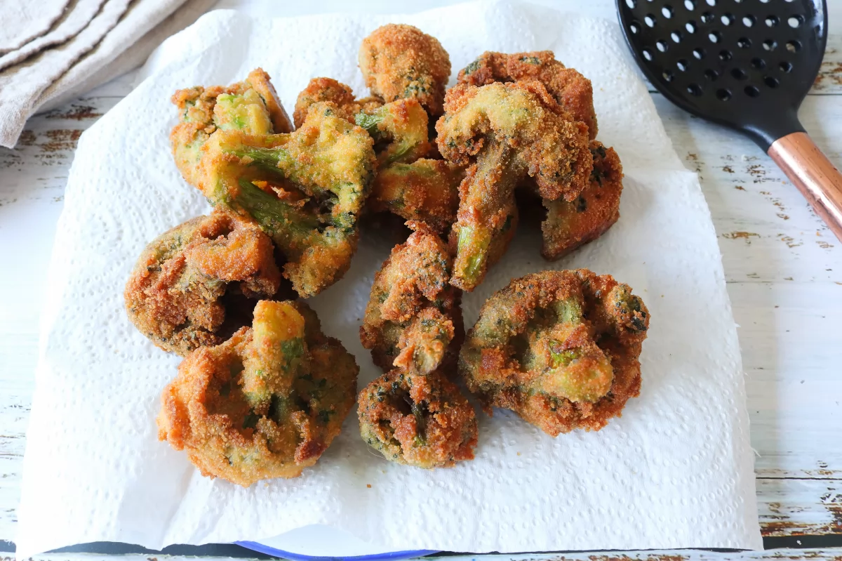 Escurrir en papel brócoli rebozado