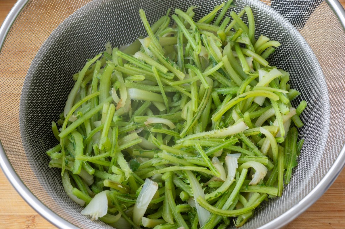 Escurrir las tagarninas para hacerlas esparragadas