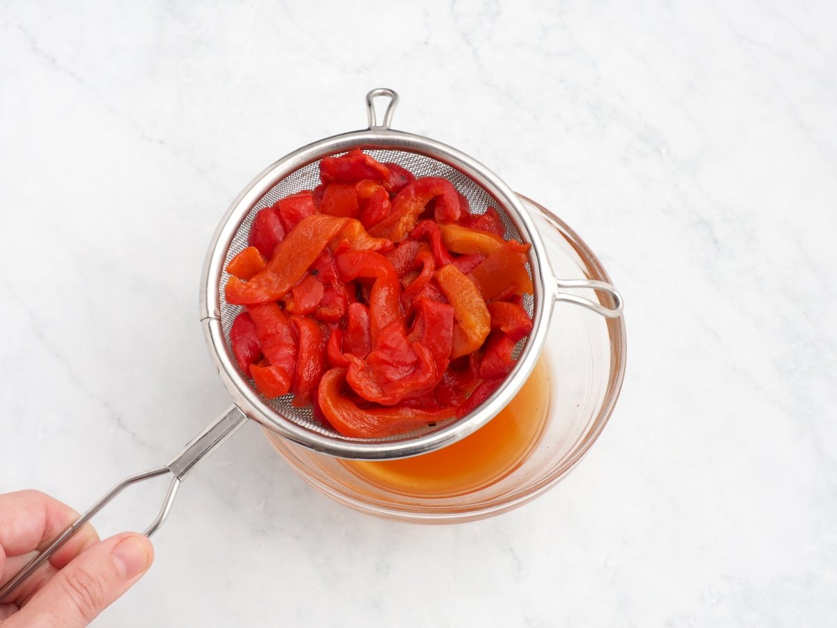 Escurrir los pimientos asados