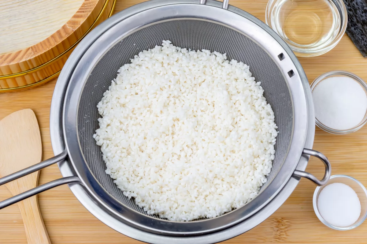 Escurrir y reposar el arroz para sushi