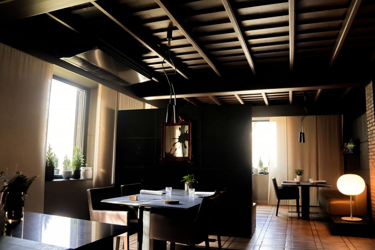 Espacio interior de Ca l'Enric uno de los mejores restaurantes de Girona