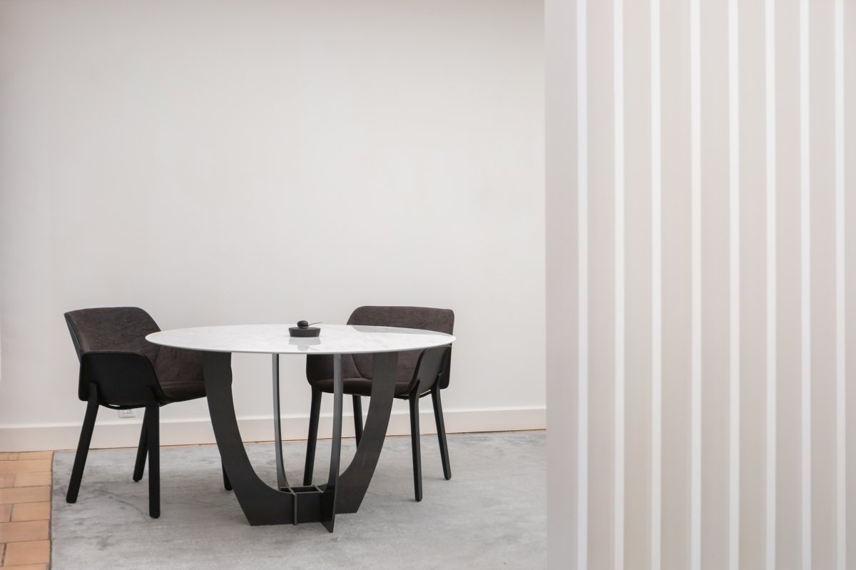 Espacio minimalista del restaurante Cenador de Amós
