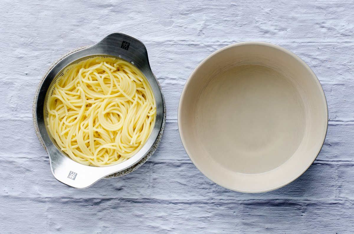 Espagueti cocidos para hacer espaguetis con albóndigas (spaghetti and meatballs)