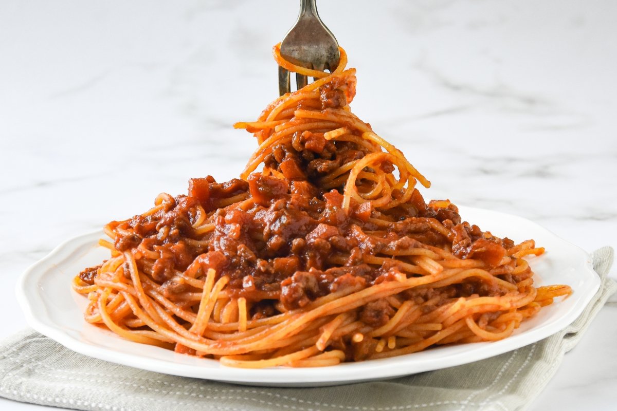 Espaguetis a la boloñesa recién servidos