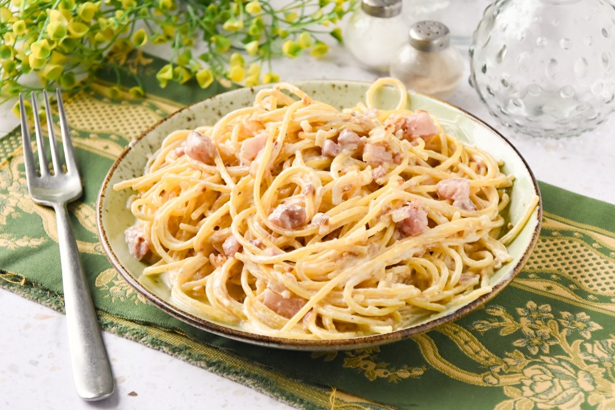 Espaguetis a la carbonara con nata caseros