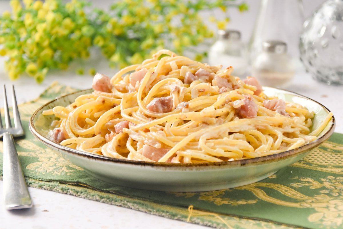 Espaguetis a la carbonara con nata listos para comer