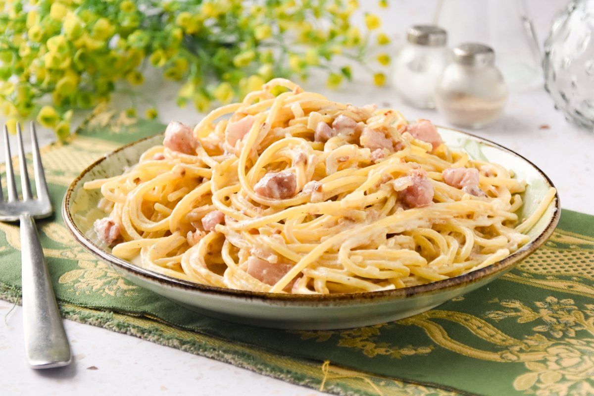 Espaguetis a la carbonara con nata