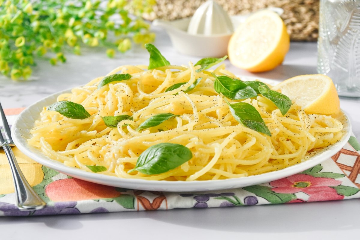 Espaguetis al limón listos para comer