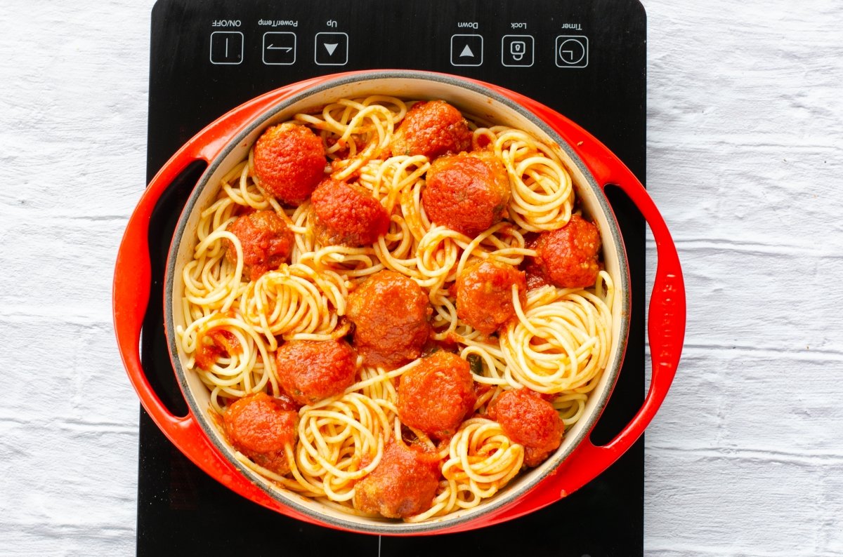 espaguetis con albóndigas (spaghetti and meatballs) terminando de hacerse