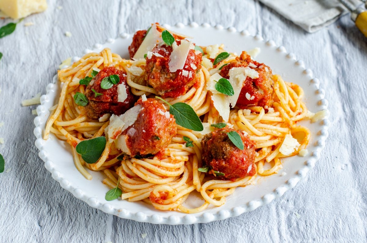 Espaguetis con albóndigas (spaghetti and meatballs)