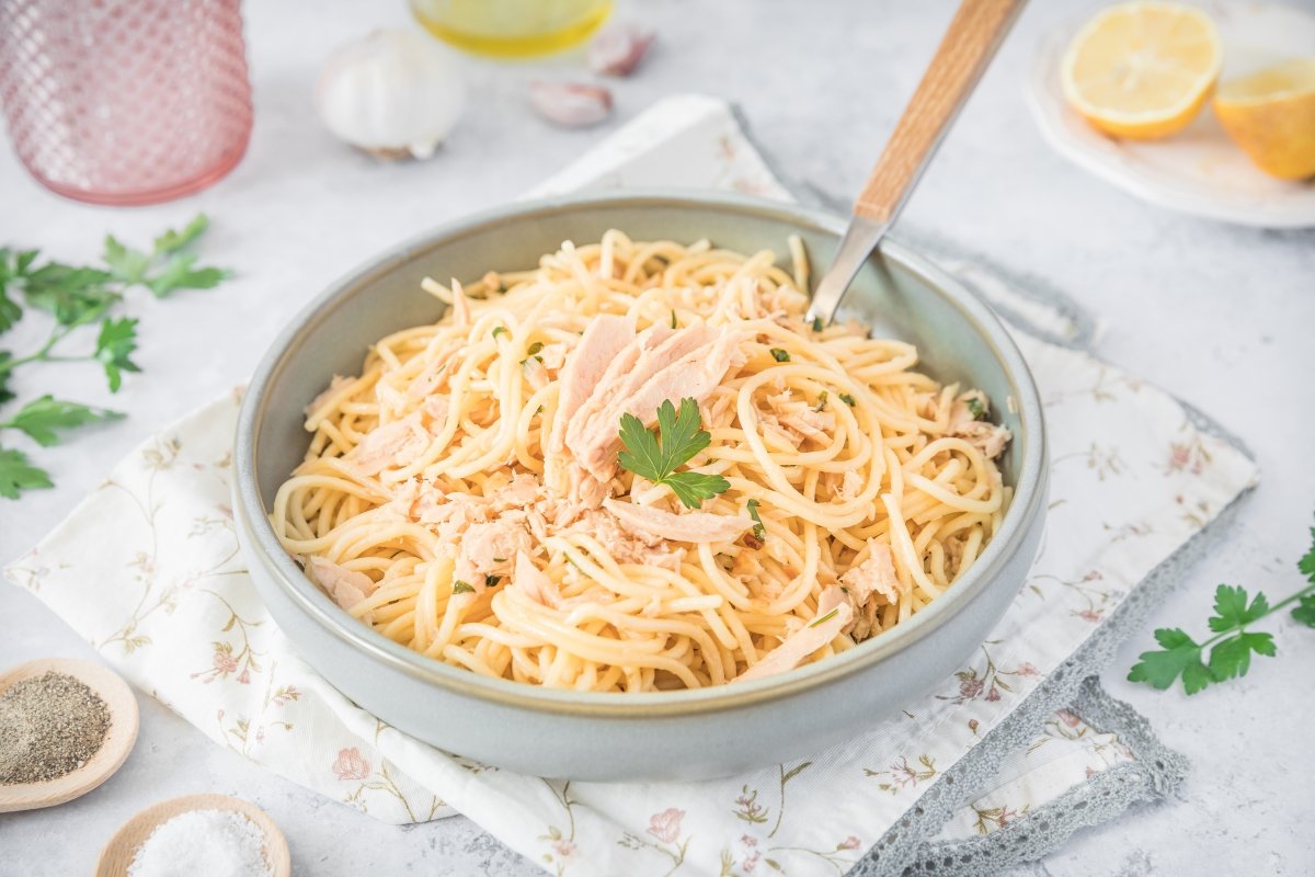 Espaguetis con atún servidos