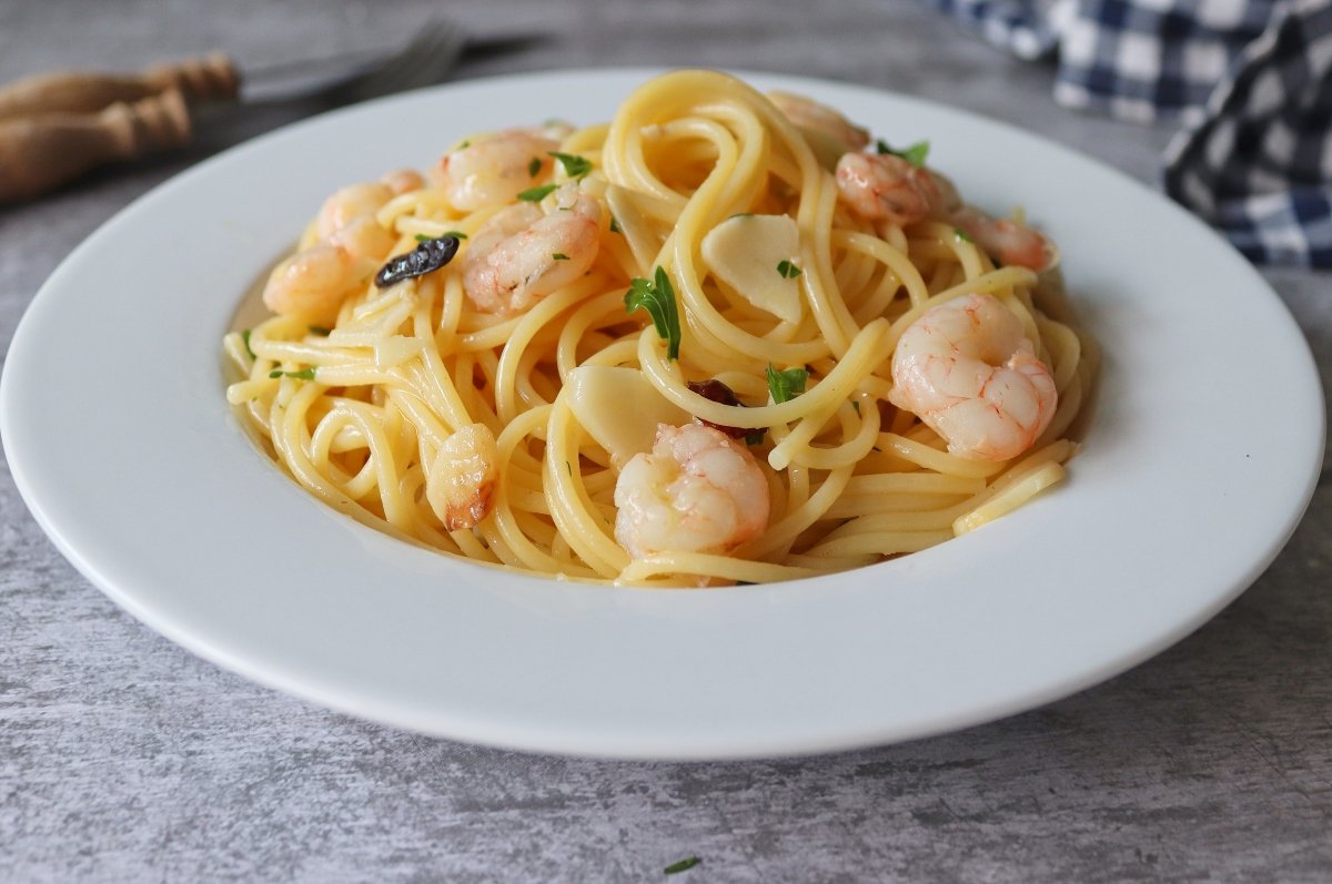 Espaguetis con gambas al ajillo cerca