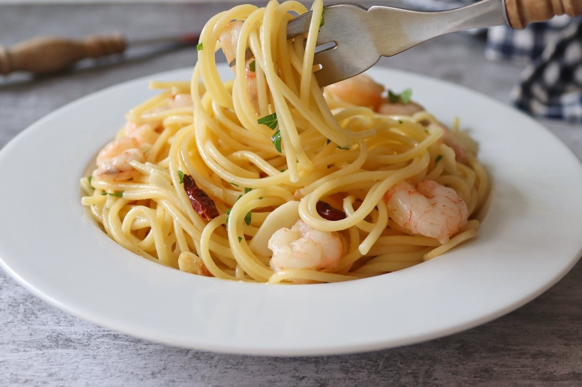 Espaguetis con gambas al ajillo con tenedor