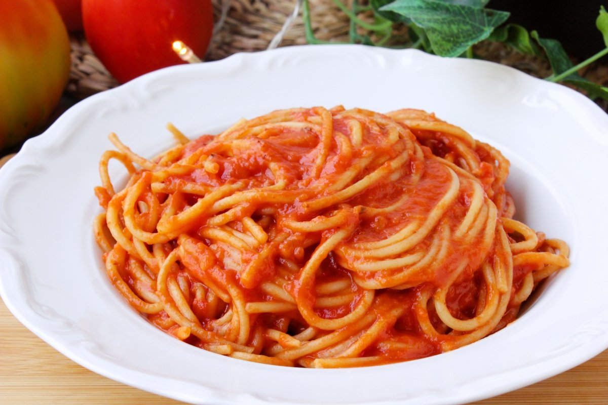 Espaguetis con tomates cherry, sardinas y alcaparras