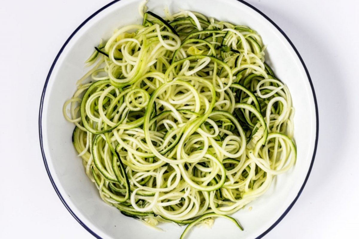 Espaguetis de calabacín hechos con espiralizador de verduras